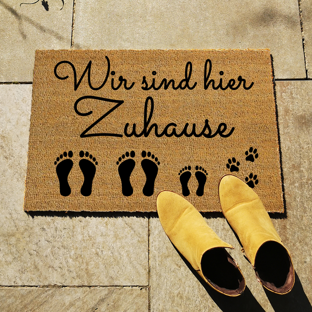 Fußmatte "Wir sind hier zu Hause" - personalisiert ...